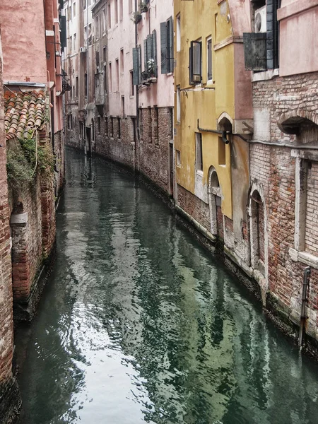 Small canal in venice with elegent old buildings reflected in gr — Stock Photo, Image