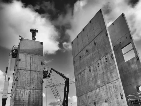 bir binanın siyah beyaz fotoğrafı