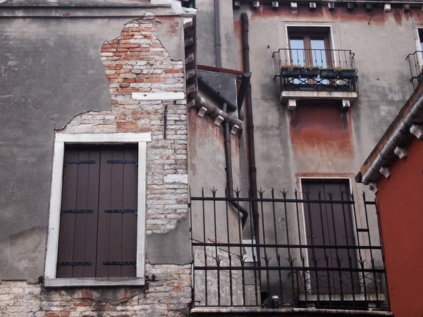 Деталь типичного старого рушащегося дома в Венеции с древними бри — стоковое фото