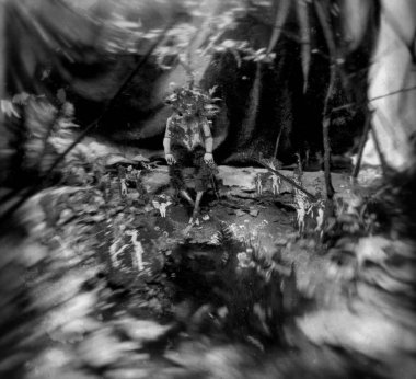 karanlık bulanık bir ortamda küçük peri figürleri ile bulanık bir ormanlık sahnede bir rakam veya tava veya şeytan ın korku pagan kavram görüntüsü