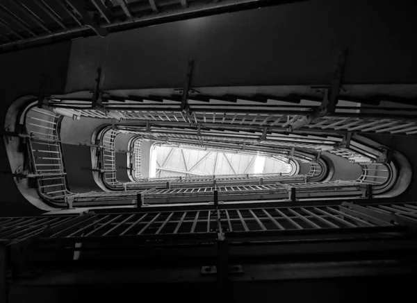 Черно Белый Вид Спиральную Лестницу — стоковое фото