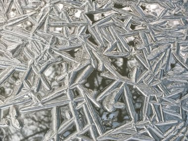 Yüzeydeki donmuş buz kristallerinin tek renkli görüntüsü veya bir gölet