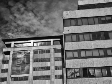 tek renkli modern ofis binaları bulutlu gökyüzü