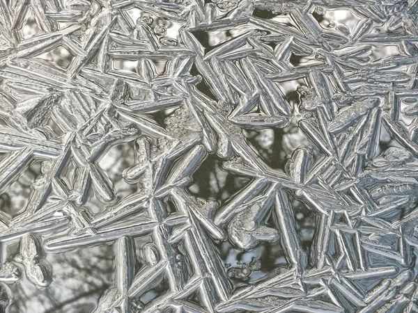 Yüzeydeki donmuş buz kristallerinin tek renkli görüntüsü veya bir gölet