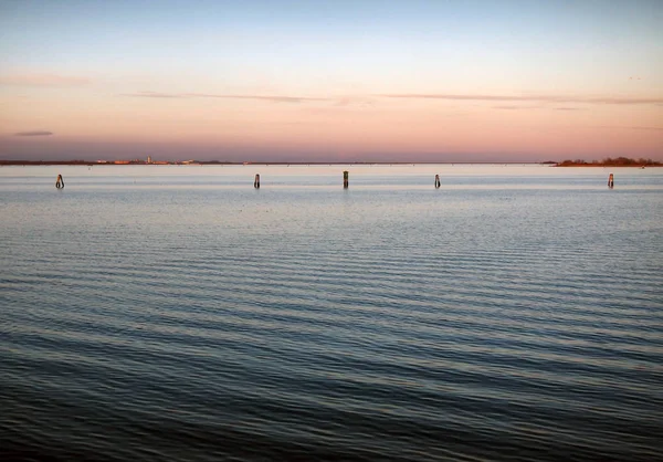 La laguna de Venecia en el crepúsculo con el cielo rosa puesta de sol —  Fotos de Stock