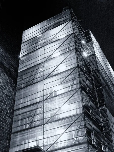 Black White Image Construction Site Scaffolding Ladders Illuminated Nigh — Stock Photo, Image