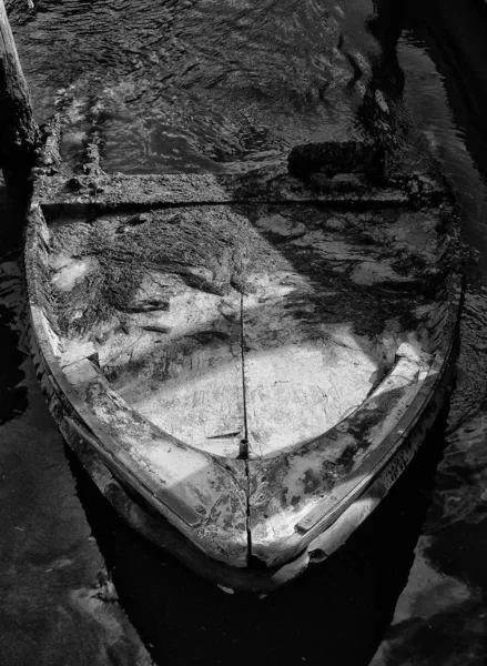 Nehir kıyısında eski bir tekne