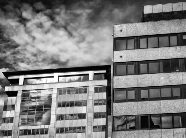 tek renkli modern ofis binaları bulutlu gökyüzü