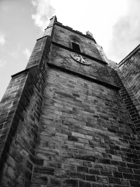 Saat ile binanın düşük açılı görünümü