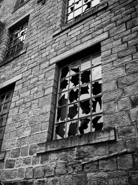 Imagen Monocromática Una Ventana Rota Antiguo Edificio Piedra Desierta —  Fotos de Stock