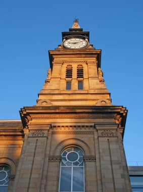 Güney limanı Merseyside 'daki tarihi Victoria Atkinson binasının saat kulesi mavi bir gökyüzüne karşı.