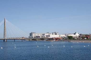 o asma köprü ve iskele şehir otel ve binaların bir görünümü ile southport merseyside göl geçerken
