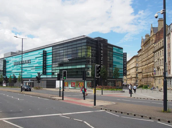 Una vista del centro de la ciudad de Bradford desde la carretera de vía ancha con los grandes almacenes Debenhams y el centro comercial y calles circundantes — Foto de Stock