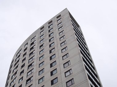 Mavi gökyüzü olan modern ofis binası