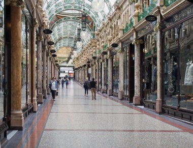 Leeds, İngiltere - Eylül 2020: Leeds Şehir Merkezi 'ndeki tarihi merkezi alışveriş salonu 