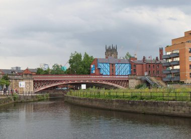 Crown Point Köprüsü 'nün nehir manzarası. Kanal ve Aki' yi su yolu ve şehir binalarının etrafındaki insanlarla geçiyor.