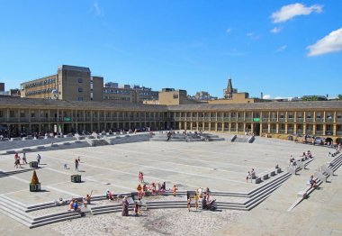 İnsanlar Batı Yorkshire 'daki Halifax Parça Salonu' nda yaz güneşinin tadını çıkarıyorlar.