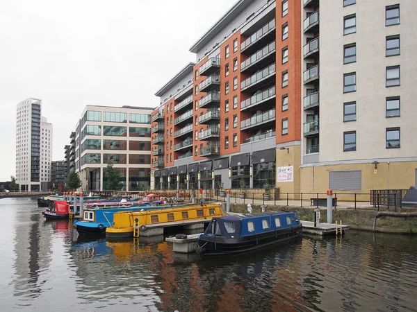 Alte Hausboote, die neben modernen Mehrfamilienhäusern im Leeds Dock in West yorkshire festgemacht haben — Stockfoto