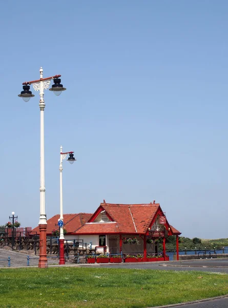 De herberg aan het meer beweerde de kleinste pub in Engeland te zijn met uitzicht op de weg en de kust in de zuidelijke haven merseyside — Stockfoto