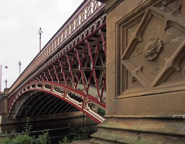 Crown point bridge crossing the river aire in leeds a single span fretted cast iron construction opened in 1842 — 스톡 사진