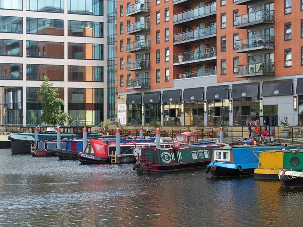 Uma vista de leeds doca barcos e barcaças atracados ao lado de empreendimentos de apartamentos e um restaurante — Fotografia de Stock