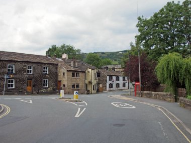 Batı Yorkshire 'daki Mytholmroyd' un eski köy merkezinin manzarası. Etrafı Pennine kırsallarıyla çevrili eski taş binalar.