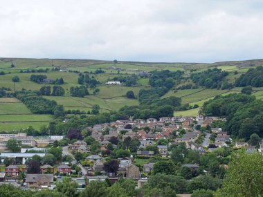 Batı Yorkshire kırsalında ağaçlar, tarlalar ve çiftliklerle çevrili bir Mytholmroyd manzarası