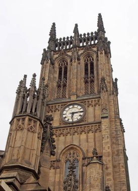 Kuleye yakın bir yer ve batı Yorkshire 'daki Leeds Kilisesi' nin saati.