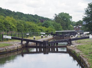 Midtholmroyd Batı Yorkshire 'ın dışındaki Rochdale Kanalı' nda geniş çaplı kilit altında.