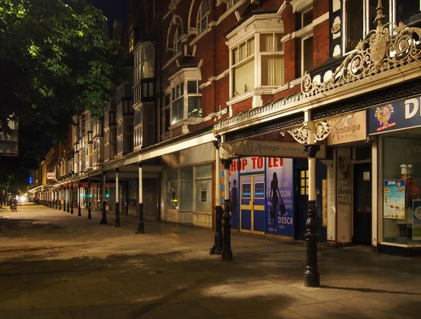 Μια νυχτερινή σκηνή από acades και καταστήματα στην ιστορική εμπορική περιοχή Lord Street στο southport merseyside — Φωτογραφία Αρχείου