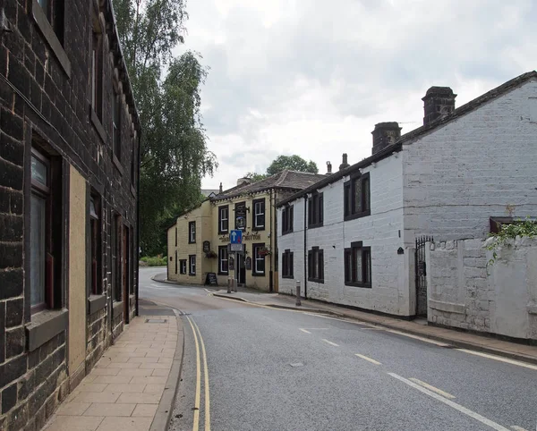 Domy a hospoda na konci nové silnice ve starém vesnickém centru bájné čtvrti v Calderdale West Yorkshire — Stock fotografie
