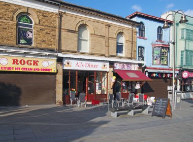 Nevill caddesindeki kafeler ve turist dükkanları