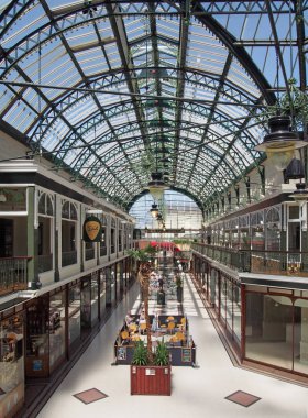 Yolcular, güney limanı Merseyside 'daki Viktorya döneminden kalma bir alışveriş caddesini geziyor.