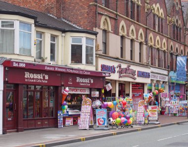 Neville caddesinde, güney limanında dondurma, plaj oyuncakları, atıştırmalıklar, pamuklu şekerlemeler ve oyun salonu satan bir yer.