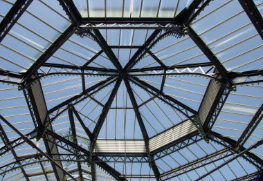 Yolcular, güney limanı Merseyside 'daki Viktorya döneminden kalma bir alışveriş caddesini geziyor.