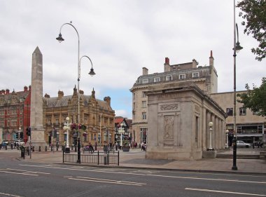 Büyük savaş anıtı ve güney limanı Merseyside 'daki Lord Caddesi' ndeki kasaba binalarının önünde insanlar var.