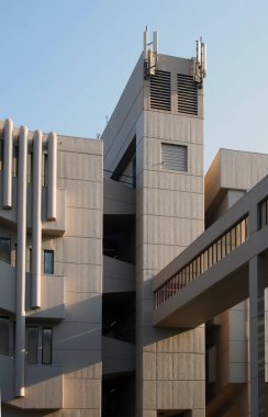 Leeds Üniversitesi 'ndeki Roger Stevens binası Chamberlain Powell ve Bon 1970' te inşa edilen acımasız beton bina.