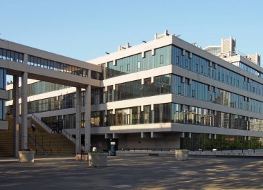 Leeds Üniversitesi 'ndeki EC keş binası 1968' de Chamberlain Powell ve Bon 'un barbar tarzı binası.
