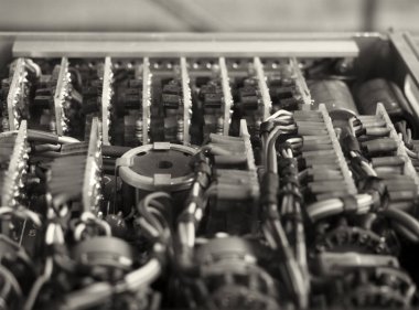 kompleks renkli kabloların seçici odak görüntüsü ve elektrik bileşenleriyle devre kartlarını birleştiren bağlayıcılar