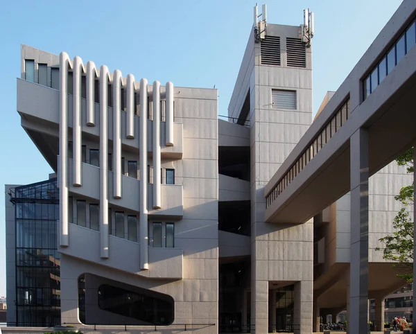 Фасад і пішохідний міст у будівлі рогера в університеті варять бруталістський бетонний будинок камерою та боном 1970 року. — стокове фото