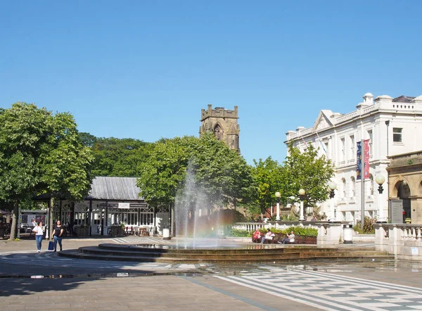 Een uitzicht op de straat van het plein en cafe gebouw met het stadhuis in southport merseyside — Stockfoto