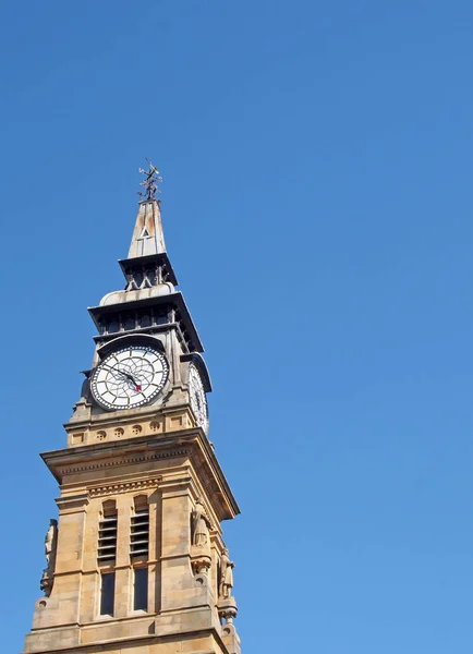 Der verzierte Uhrenturm des historischen Atkinson-Gebäudes aus dem 19. Jahrhundert in der Südhafen-Merseyside vor blauem Sommerhimmel — Stockfoto