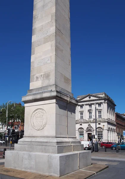 O memorial de guerra na praça da cidade em merseyside de porto sul com edifícios circundantes e tráfego contra um céu de verão azul — Fotografia de Stock