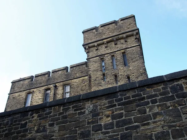 以19世纪军事和监狱建筑为典型的废弃的维多利亚式英国机构建筑，周围都是高石墙，以前是哈利法克斯的吉比特路上的韦尔斯利兵营 — 图库照片