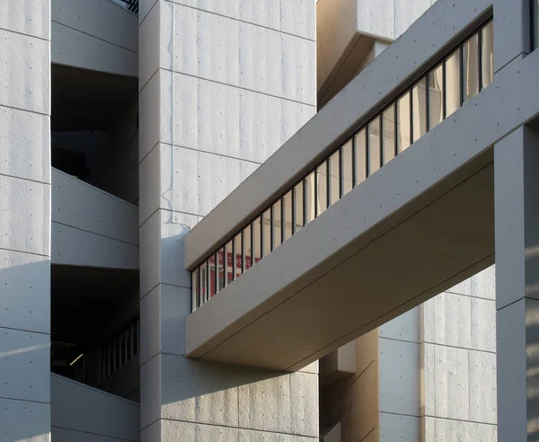 리즈 대학교에 있는 로저 스티븐스 건물의 보도를 가까이 서 보면 챔벌레인 파월 과본 이 1970 년에 만든 브러시 즘 콘크리트 건물 이 있다. — 스톡 사진