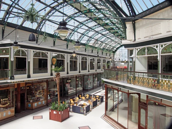 Una vista a lo largo de los caminantes arcade una calle comercial victoriana cubierta en el lado sur merseyside — Foto de Stock