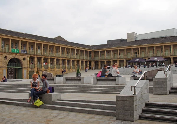 İki kadın halifax West Yorkshire 'daki salonun merdivenlerinde oturmuş, alışveriş yapıyorlardı ve kafelerde ve barlarda oturuyorlardı.