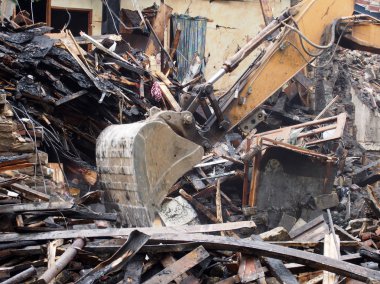 Hidrolik ezici kazıcı destek mekanizması enkazı temizlemeye çalışıyor.