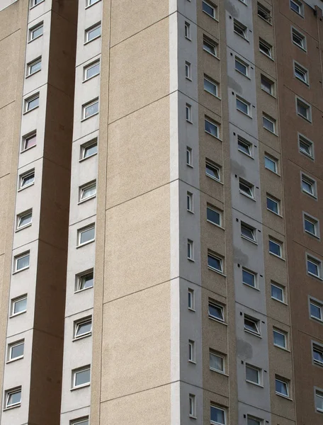 Una vista de un típico consejo británico construido bloque de apartamentos de hormigón de gran altura típica de la vivienda pública en el Reino Unido —  Fotos de Stock