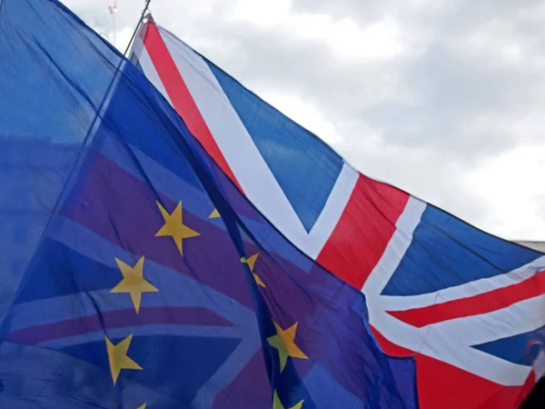 Βρετανικές και ευρωπαϊκές σημαίες στα leeds για διαδήλωση κατά του brexit στην Ευρώπη — Φωτογραφία Αρχείου